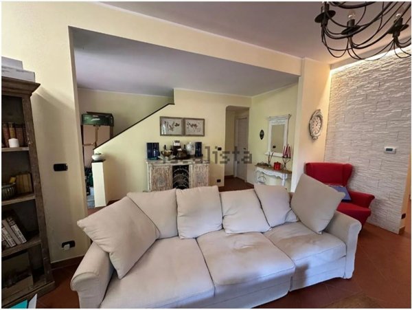 casa indipendente in vendita a Carmignano