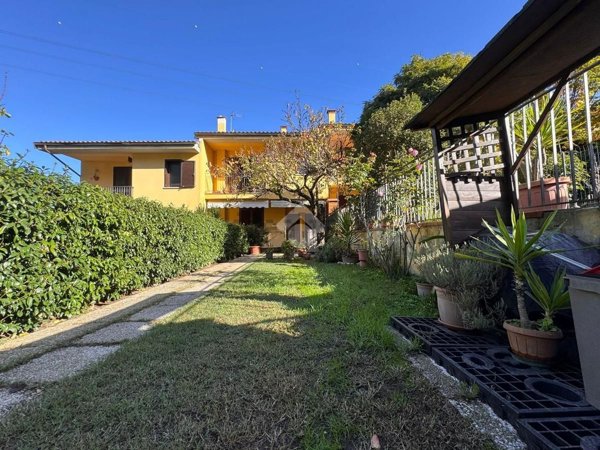 casa indipendente in vendita a Carmignano