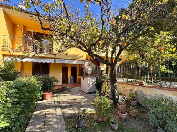 casa indipendente in vendita a Carmignano