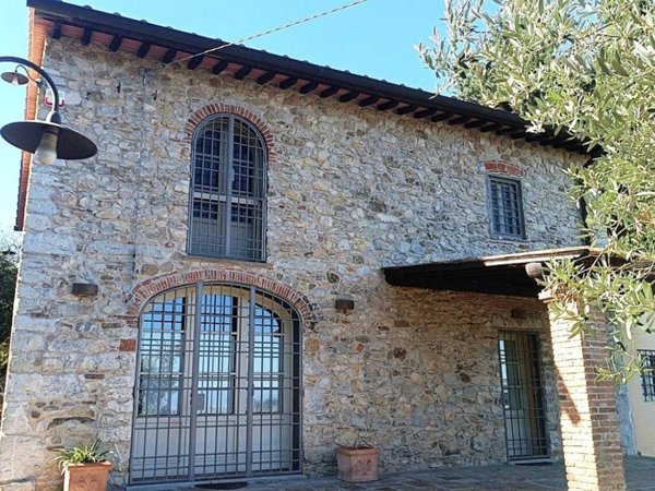 casa indipendente in vendita a Carmignano