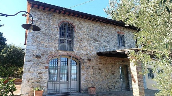 casa indipendente in vendita a Carmignano