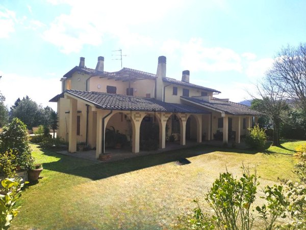 casa indipendente in vendita a Carmignano