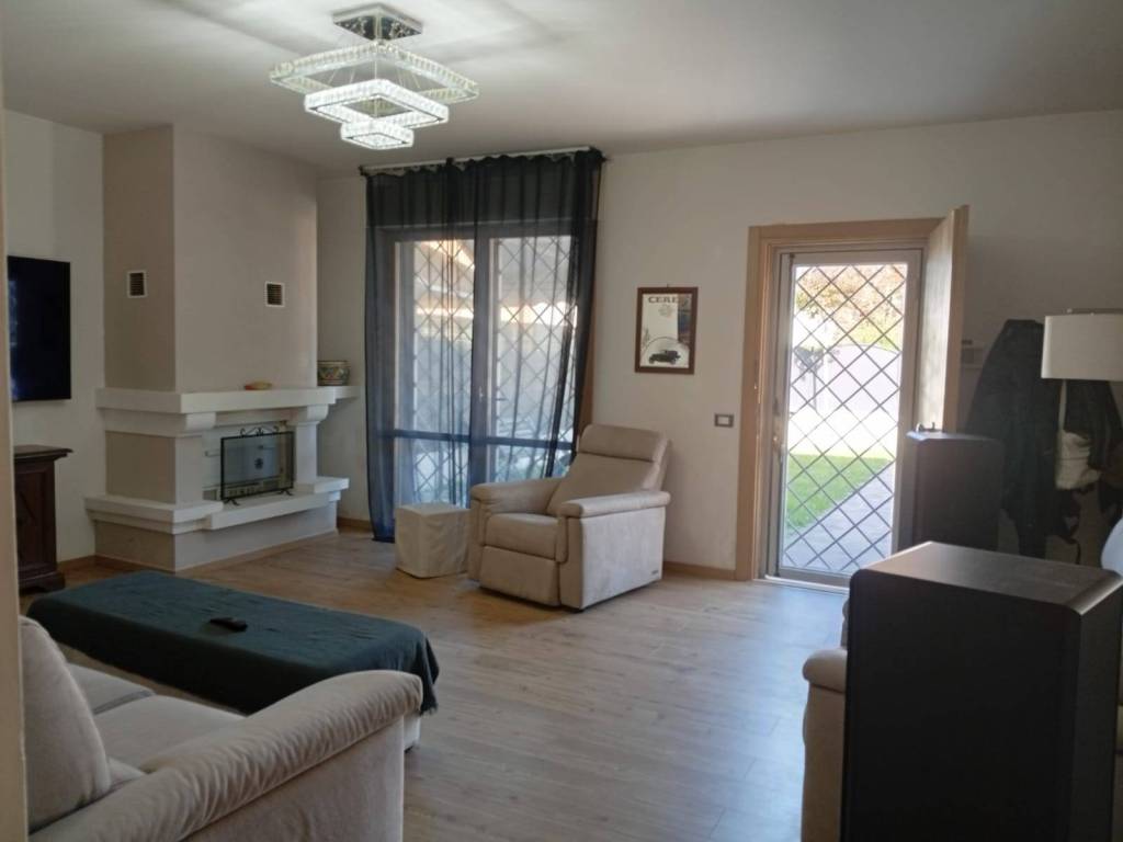 casa indipendente in vendita a Carmignano