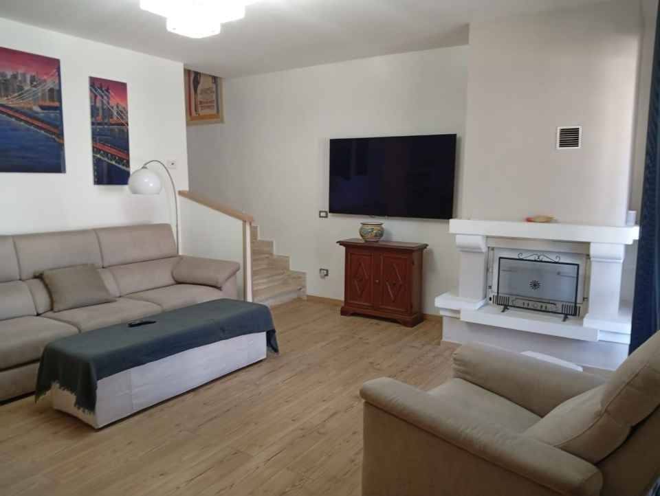 casa indipendente in vendita a Carmignano