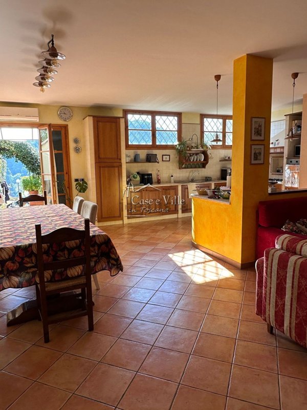 casa indipendente in vendita a Carmignano