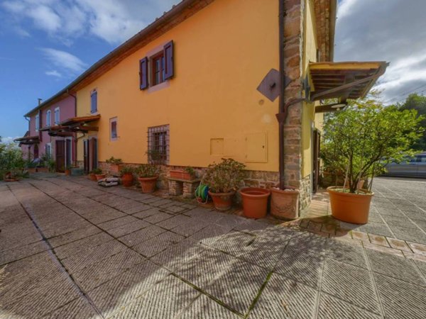 casa indipendente in vendita a Carmignano