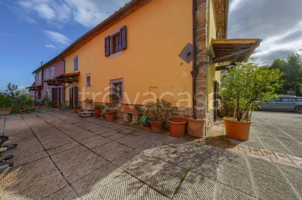 casa indipendente in vendita a Carmignano