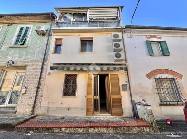 casa indipendente in vendita a Carmignano