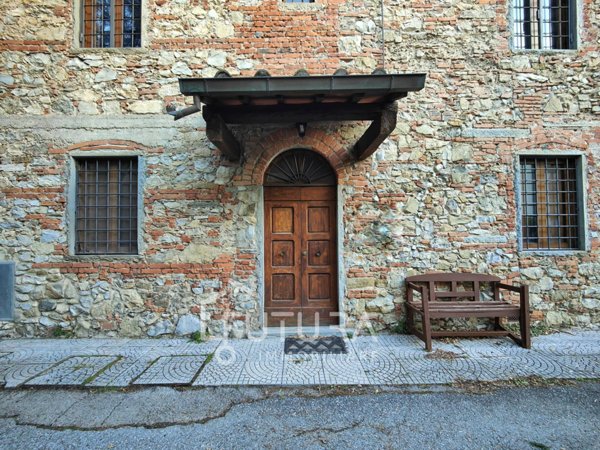 casa indipendente in vendita a Carmignano