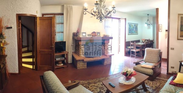 casa indipendente in vendita a Carmignano