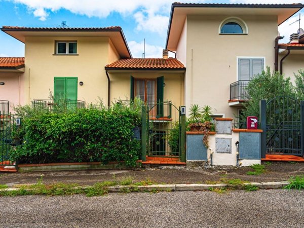 casa indipendente in vendita a Carmignano
