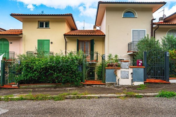casa indipendente in vendita a Carmignano