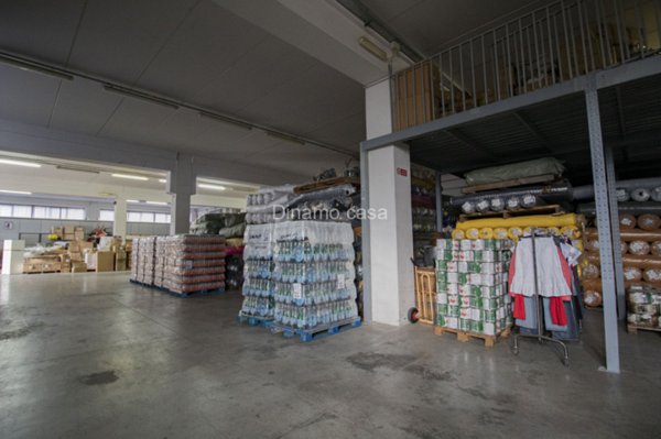 locale di sgombero in vendita a Carmignano