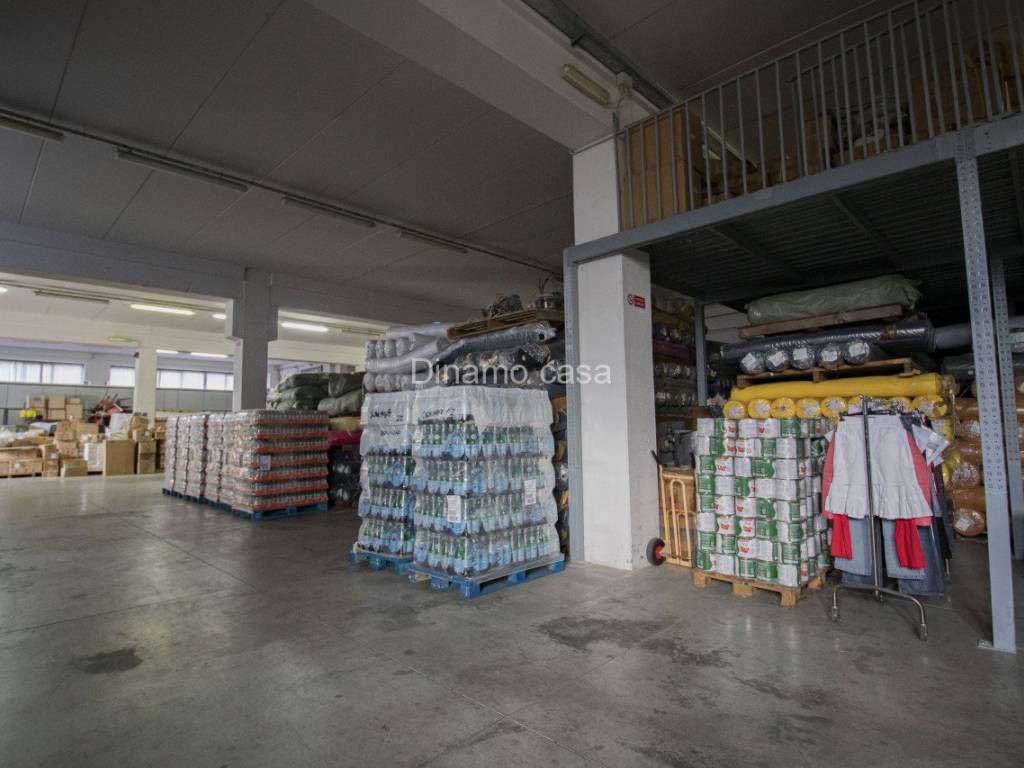 locale commerciale in vendita a Carmignano