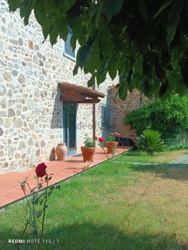 casa indipendente in vendita a Carmignano