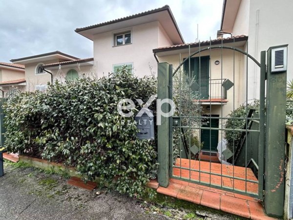 casa indipendente in vendita a Carmignano