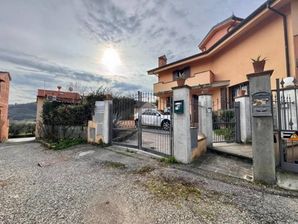 casa indipendente in vendita a Carmignano