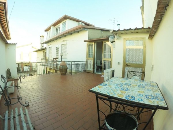 casa indipendente in vendita a Carmignano