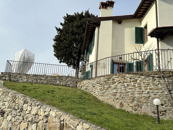 casa indipendente in vendita a Carmignano