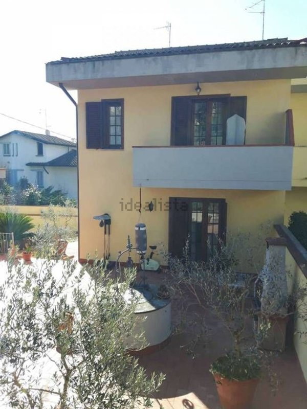 casa indipendente in vendita a Carmignano