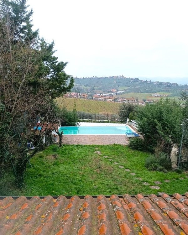 casa indipendente in vendita a Carmignano