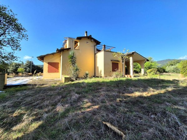 casa semindipendente in vendita a Carmignano