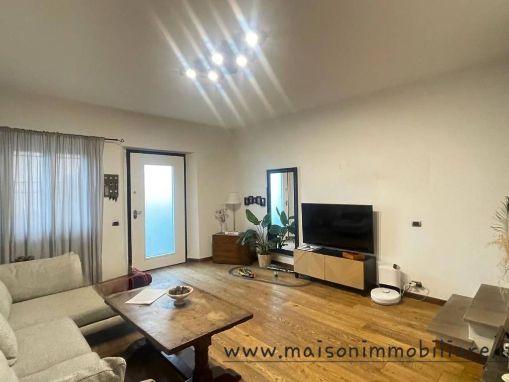 casa indipendente in vendita a Carmignano