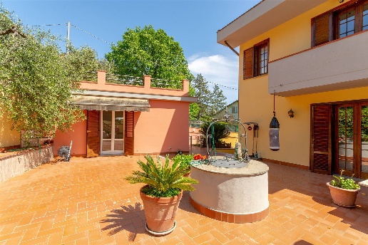 casa indipendente in vendita a Carmignano