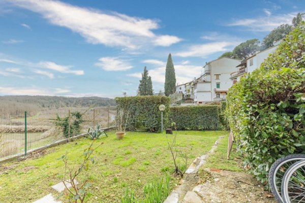 casa indipendente in vendita a Carmignano