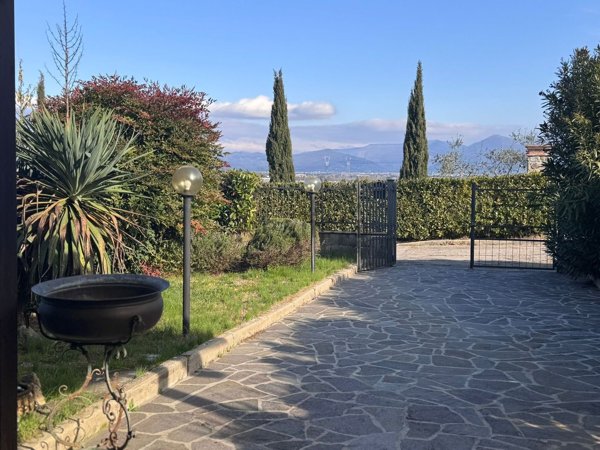 casa indipendente in vendita a Carmignano