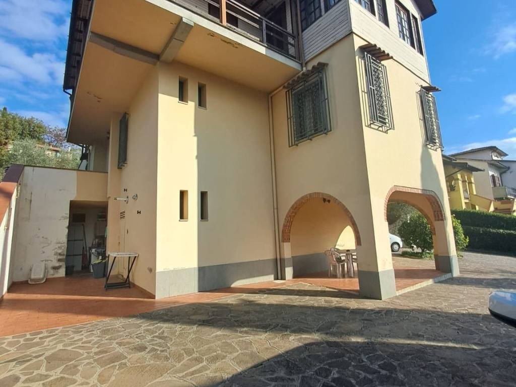 casa indipendente in vendita a Carmignano