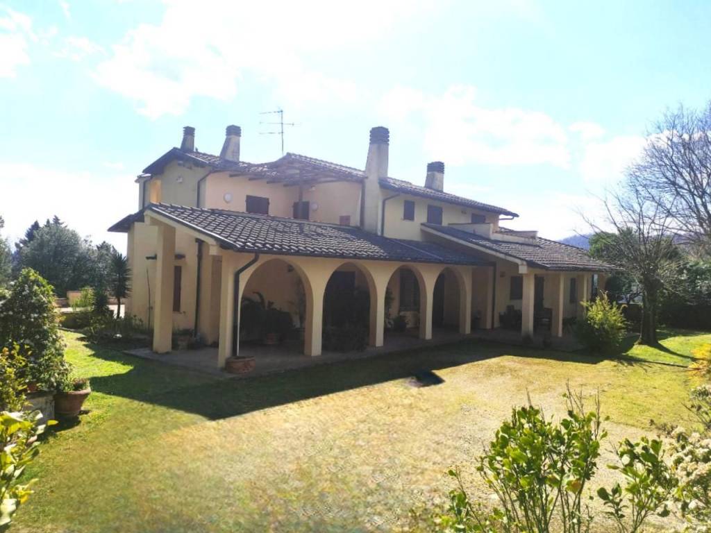 casa indipendente in vendita a Carmignano