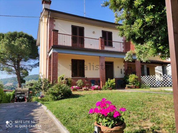 casa indipendente in vendita a Carmignano