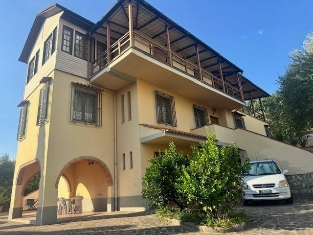 casa indipendente in vendita a Carmignano