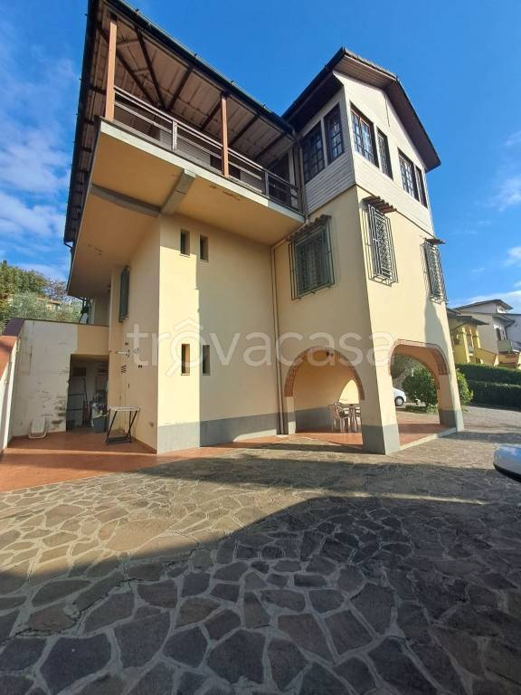 casa indipendente in vendita a Carmignano