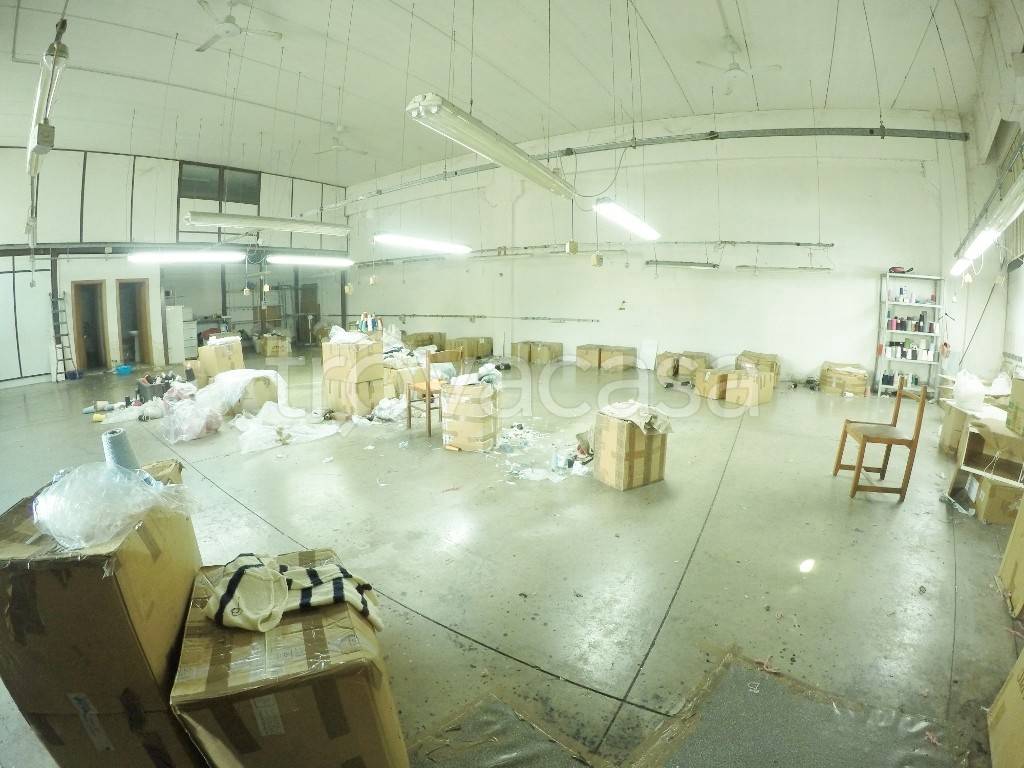 locale commerciale in vendita a Carmignano