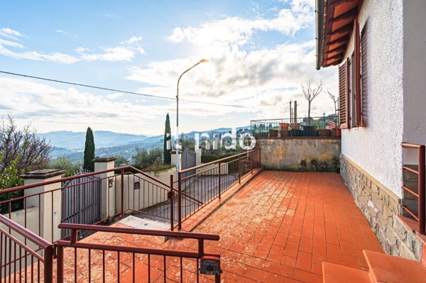 casa indipendente in vendita a Carmignano