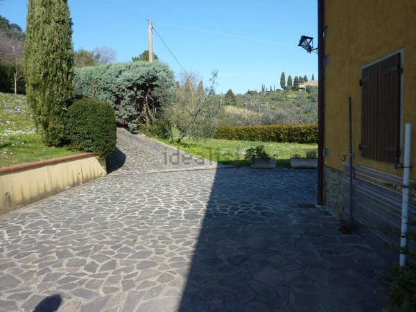 casa indipendente in vendita a Carmignano