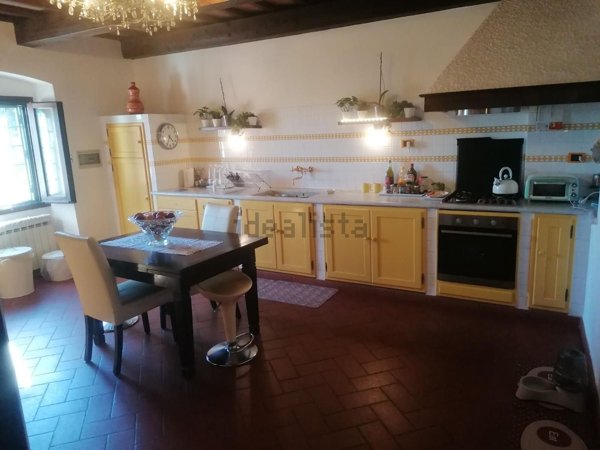 casa indipendente in vendita a Carmignano