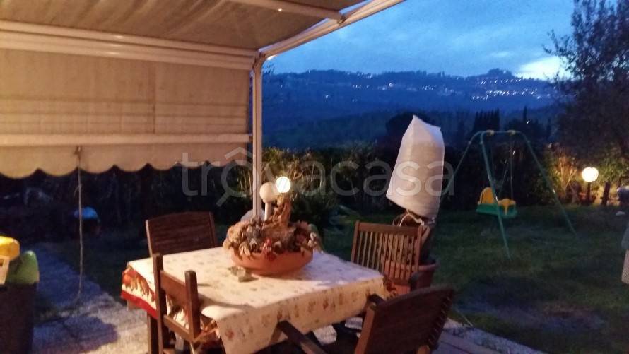 casa indipendente in vendita a Carmignano