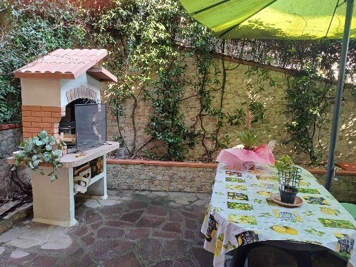 casa indipendente in vendita a Carmignano