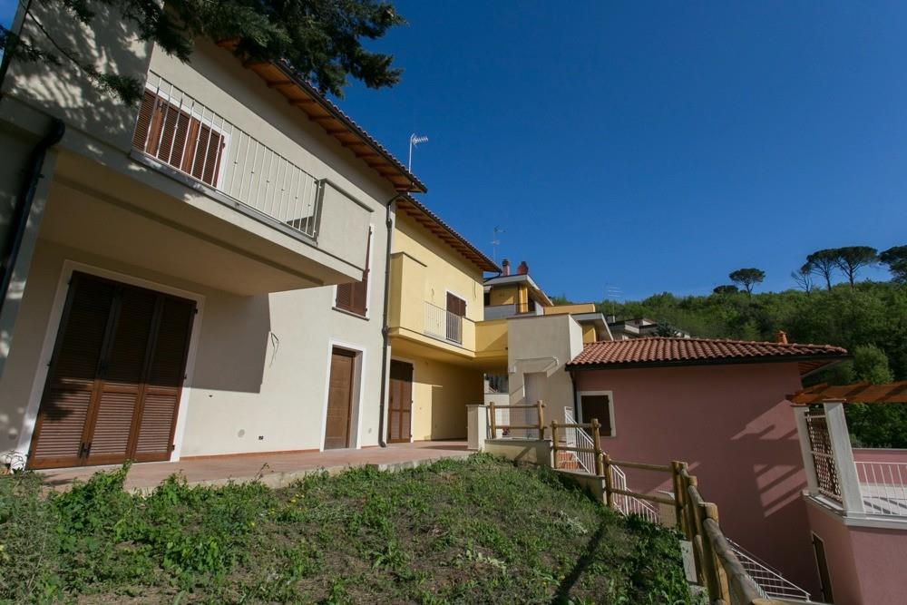 casa indipendente in vendita a Carmignano