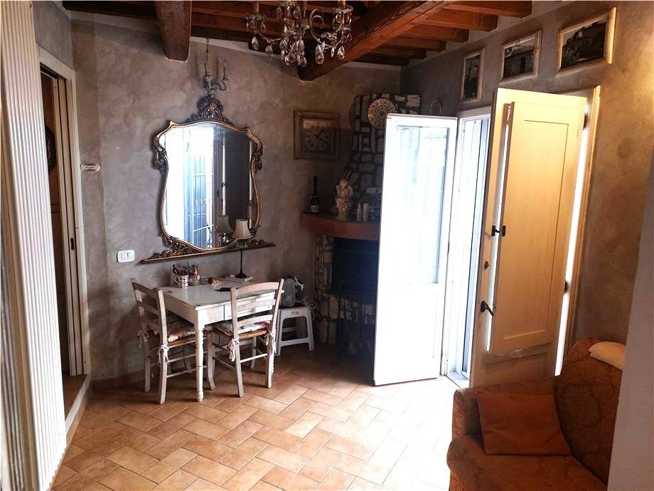 casa indipendente in vendita a Carmignano