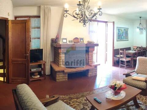 casa indipendente in vendita a Carmignano