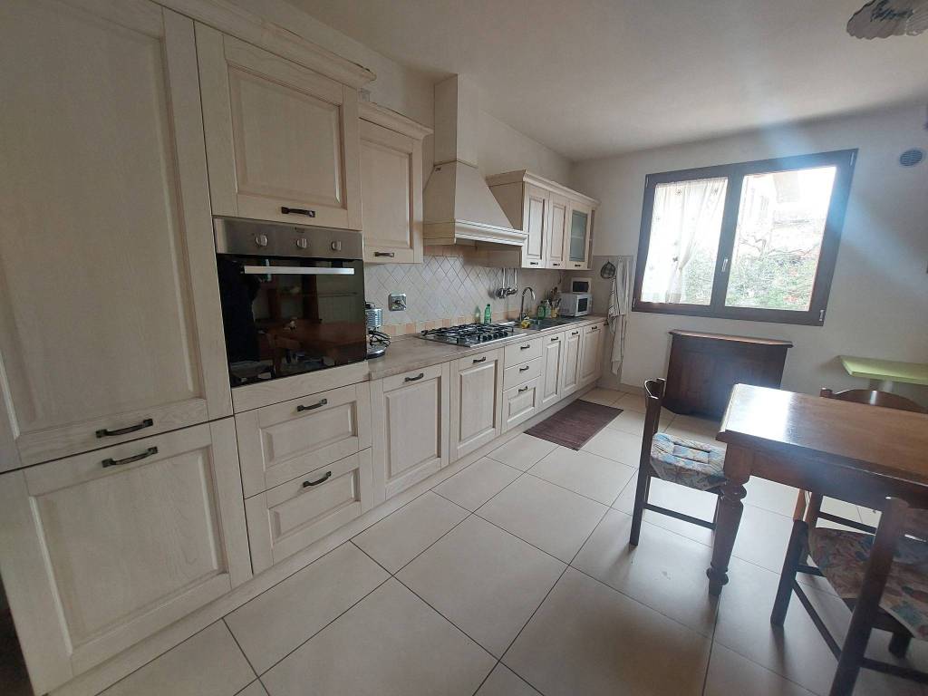 casa indipendente in vendita a Carmignano