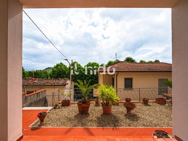 casa indipendente in vendita a Carmignano