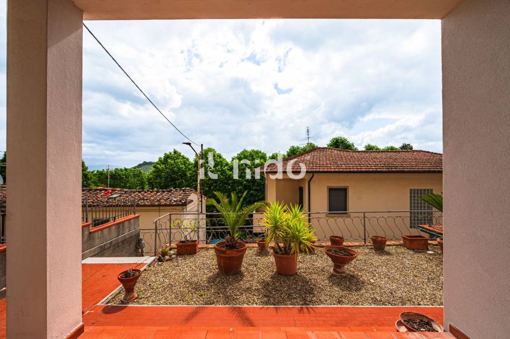 casa indipendente in vendita a Carmignano