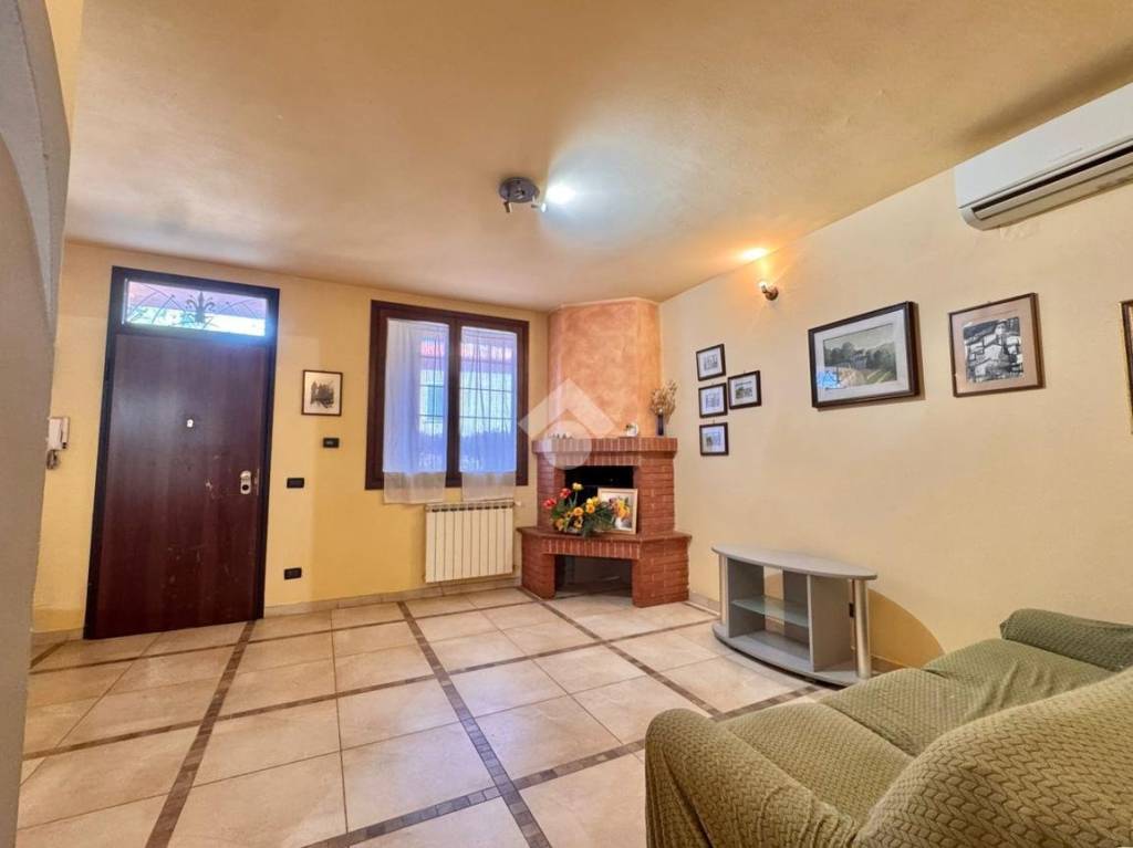 casa indipendente in vendita a Carmignano