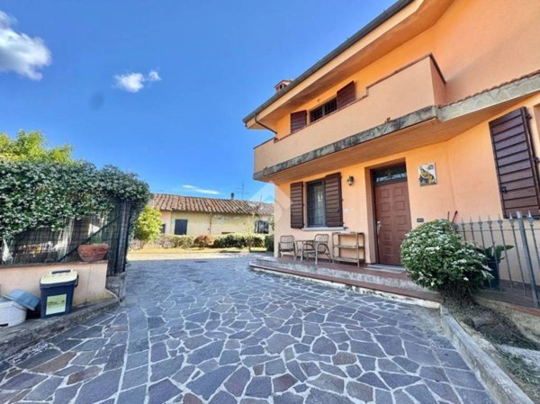 casa indipendente in vendita a Carmignano