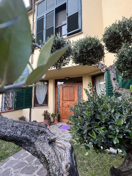 casa indipendente in vendita a Carmignano